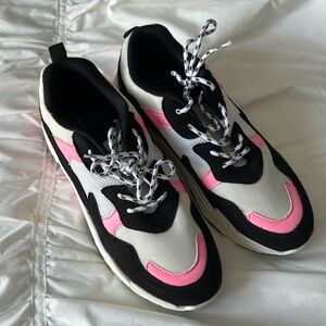 White fox tennis shoes